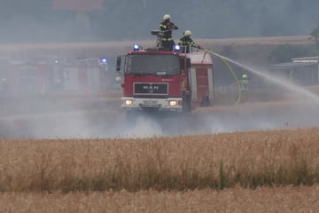 Leipzig: Fahrtausfälle und dichter Rauch: Bahndamm im Landkreis Leipzig gerät in Brand