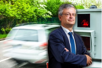 Dresden: Mit Handy am Steuer erwischt oder zu schnell? "Blitzanwalt" sagt Bußgeldern den Kampf an