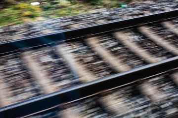Mann (†25) liegt tagelang tot in Gleisbett: Polizei steht vor einem Rätsel