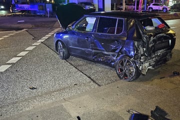 Überholmanöver endet in Totalschaden: Mehrere Personen verletzt