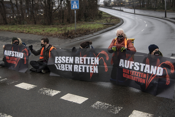 Berlin: Klimaschützer setzen angedrohte Autobahn-Blockaden in die Tat um