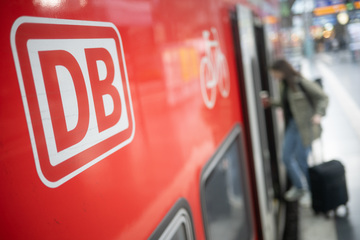 Pendler müssen Geduld haben: Hang rutscht auf Gleise - Strecke bei Köln gesperrt