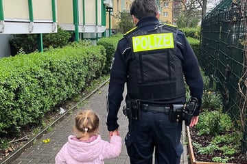 Vierjährige irrt allein durch Hellersdorf: Polizei staunt, als sie das Mädchen anspricht
