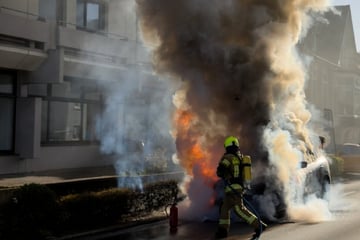 Flammen aus dem Motorraum: Insassen retten sich aus brennendem Auto