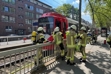 KVB-Schock: Kölner Feuerwehr muss Brand an Stadtbahn löschen