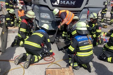 München: Mehrere Meter von Lkw mitgeschleift: Seniorin muss von Feuerwehr freigeschnitten werden