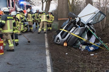 Heftiger Crash im Norden: Autofahrerin streift Baum und überschlägt sich