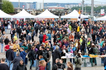 Dresden: Viel Diskussion, wenig Reden: Tausende bei Demo gegen Rechtsruck in Dresden
