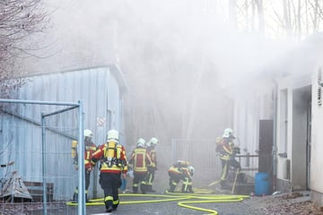 Feuerwehreinsatz im Erzgebirge: Auto brennt in Werkstatt