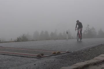 Sturmtief "Detlef" fegt über Brocken: Extremsportler trotzen Wetter