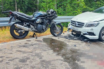 Motorradfahrer (†50) stirbt nach Frontalcrash mit Mercedes