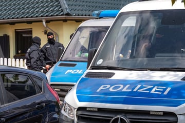 Razzia gegen rechte Terrorzelle! Polizei nimmt Haus unter die Lupe