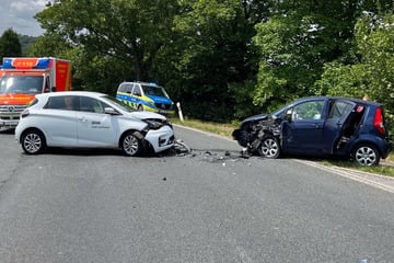 Frontalcrash auf Landstraße: Vier Insassen verletzt, darunter auch zwei Kinder