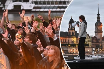 Dresden: Fans jubeln am Elbufer: Welcher bekannte Sänger turnt hier auf seinem Tour-Bus?