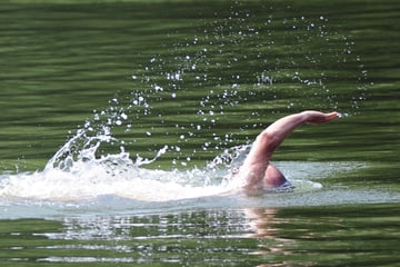 Berlin: Dürfen die das überhaupt? Mann geht nackt baden, Ordnungsamt nimmt ihm Klamotten weg!
