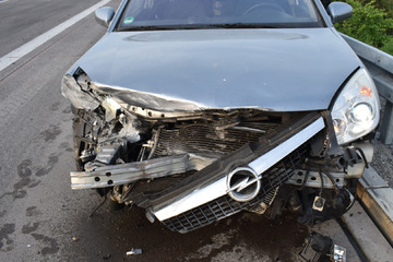 Unfall A9: Reifenschaden mitten auf der A9: Opel muss nach Unfall abgeschleppt werden