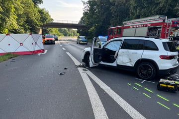 Mercedes-Fahrer will auf offener Straße wenden, dann knallt Motorrad-Fahrer (†53) ins Auto