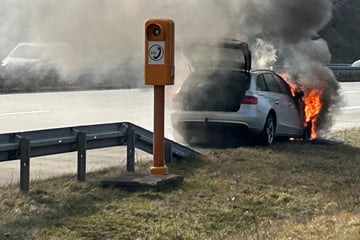 Unfall A72: Vollsperrung auf A72: Auto in Flammen