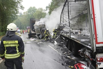 Sattelzüge krachen frontal zusammen und fangen Feuer: Fahrer sterben in den Flammen