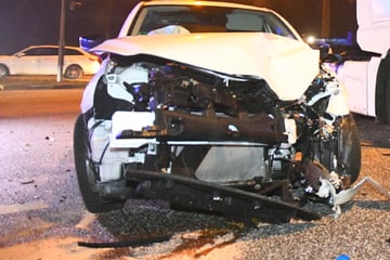 Lkw kollidiert mit Auto: Eine Person im Krankenhaus