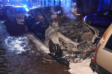 Dresden: Brandstifter gesucht: Wieder ein Tesla in der Neustadt abgefackelt!