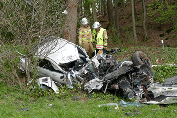 Horror-Crash: Benz bis zur Unkenntlichkeit zerstört, Fahrer stirbt noch an Ort und Stelle