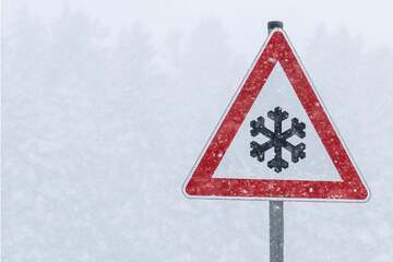 Lkw-Fahrer baut Glätte-Unfall: Bundesstraße stundenlang gesperrt