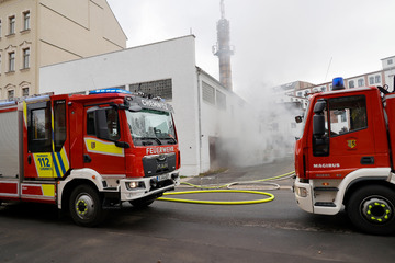 Chemnitz: Feuerwehreinsatz in Chemnitz: Explosionen in Lagerhalle, Arbeiter schwer verletzt