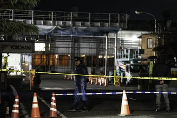 Mann attackiert Fabrikarbeiter mit Messer: 15 Menschen verletzt