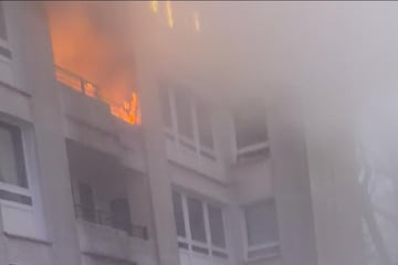 Balkon steht in Vollbrand: Schwangere muss ins Krankenhaus