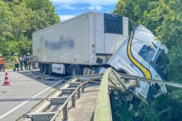Tödlicher Unfall am Bodensee: Lkw durchbricht Leitplanke und bleibt über Tal hängen