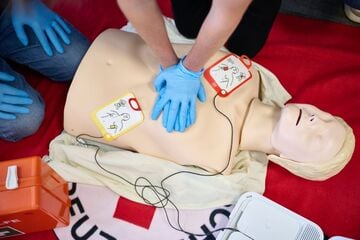 350 Herzstillstände täglich in Deutschland, nur 11 Prozent überleben: Rettungsdienst verfehlt Ziel