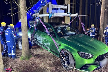 Diebe klauen 100.000-Euro-AMG: Mercedes schwer beschädigt im Wald gefunden