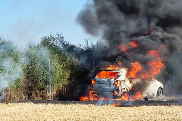 Brennendes Auto im Landkreis Zwickau verursacht großen Feldbrand