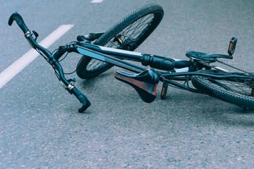 Betrunkener Radler bei Unfall in Leipzig verletzt: Auto fährt einfach weiter