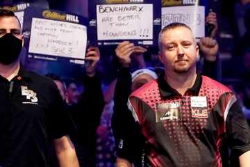 "Sitzen im Hotelzimmer und essen Müll": Darts-Star reißt Profi-Leben die Maske vom Gesicht