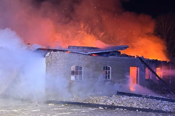 Haus im Norden brennt nieder: Unklar, ob Personen im Inneren waren