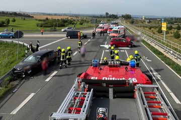 Zwei Verletzte bei schwerem Unfall: Honda-Fahrerin will abbiegen und verursacht Kettenreaktion
