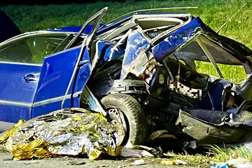 Unfall A7: Nur noch ein Wrack übrig - Transporter rast VW ins Heck: 32-Jähriger stirbt