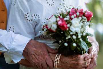 Rentner finden sich 57 Jahre nach erstem Kuss auf Facebook wieder - dann wird es richtig rührend!