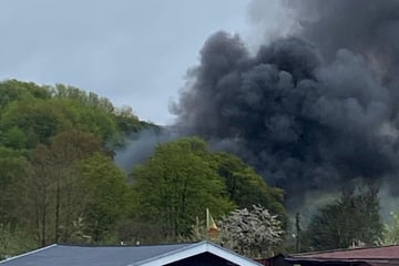 Hamburg: Explosion? Brand und starker Rauch in Hamburger Kleingartenverein