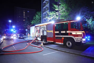 Dresden: Brand im Hochhaus: Feuerwehr rettet drei Menschen, Teenager verletzt im Krankenhaus