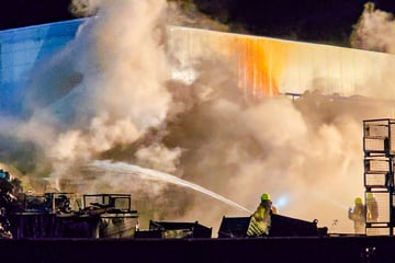 Stuttgart: Schrotthaufen steht lichterloh in Flammen: Warnung an die Bevölkerung