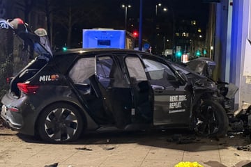 MILES-Auto mit vier Insassen kracht gegen Hauswand