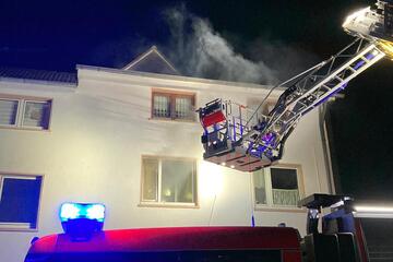 Brand in Bergisch Gladbach: Kater muss aus brennender Wohnung geholt werden