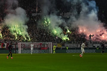 Verbrennungen am Kopf! Polizei ermittelt nach Pyro-Einsatz bei Bundesliga-Spiel