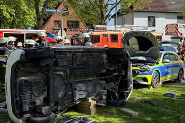 Unfall mit Streifenwagen: Mehrere Verletzte, Kind in Lebensgefahr