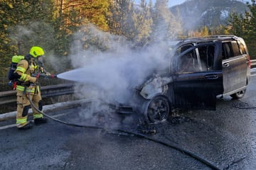 Mercedes fängt an deutscher Grenze plötzlich Feuer: Fahrer rettet sich aus brennendem Wagen