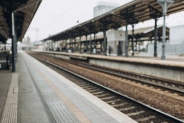 Junger Mann läuft mit mehreren Messern am Bahnhof herum