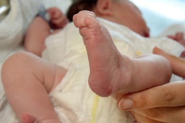 Ungeborenes kann nicht bis zum Krankenhaus warten: Frau bringt Jungen in Krankenwagen zur Welt